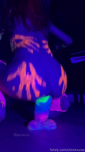 Ellexxaurus - UV light and paints feels so trippy I loveee it and the dildo is huge 2K 3840p
